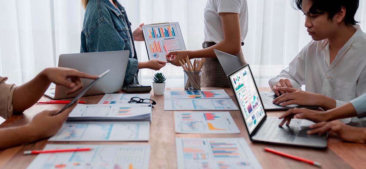 Como uma agência digital de serviço completo se compara a uma agência de nicho?